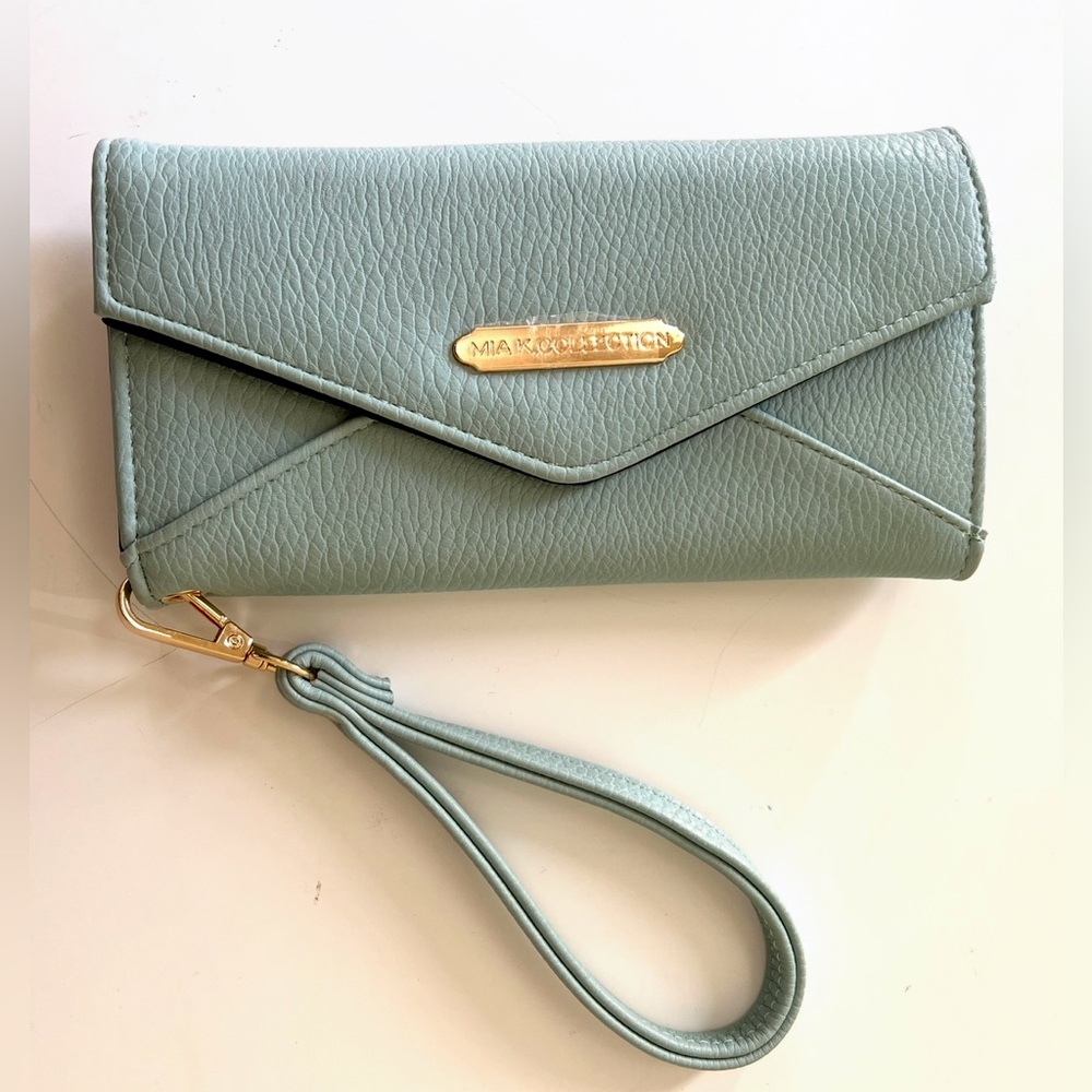 New with out tags Green Mia k collection wallet